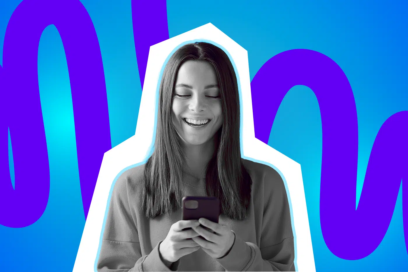 Frau schaut glücklich und gespannt in ihr Handy und liest.