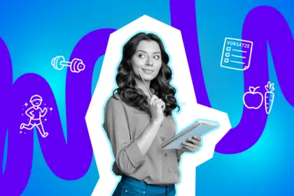 Junge Frau hält nachdenklich ein Notizbuch und einen Stift vor einem bunten, grafischen Hintergrund mit Symbolen für Vorsätze, Sport und gesunde Ernährung.