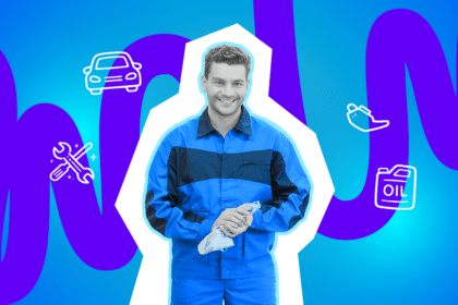 Ein lächelnder Mann in Arbeitskleidung steht vor einem farbigen Hintergrund mit Symbolen für Auto, Werkzeug und Öl und hält ein Reinigungstuch in den Händen.