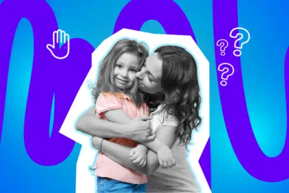 Eine Mutter umarmt liebevoll ihr Kind, das lächelnd in die Kamera blickt, vor einem farbigen Hintergrund mit Hand- und Fragezeichen-Symbolen.