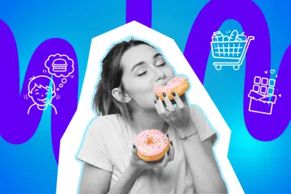 Junge Frau genießt genüsslich einen Donut und hält einen zweiten in der Hand vor einem bunten, grafischen Hintergrund mit Essens- und Einkaufssymbolen.