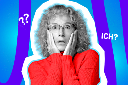 Humorvolle Collage zum Thema Besserwisser und Rechthaberei: Eine völlig schockiert und ertappt blickende Frau mit Brille und Locken in Schwarz-Weiß reißt die Augen auf und presst sich fassungslos die Hände an die Wangen. Sie trägt einen leuchtend roten Rollkragenpullover. Neben ihr schweben weiße Fragezeichen und der rechtfertigende Schriftzug „ICH?“. Das Pop-Art-Motiv vor einem blau-violetten Wellen-Hintergrund visualisiert humorvoll die gespielte Unschuld und Abwehrhaltung von Menschen, die gerade bei ihren nervigen Klugscheißereien konfrontiert wurden.