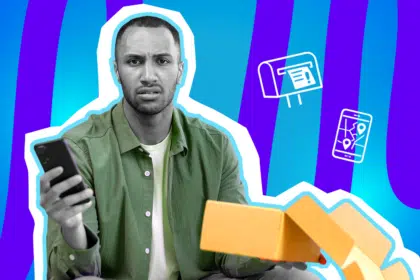 Humorvolle Collage zum Thema Paketzustellung: Ein sichtlich verwirrter Mann in Schwarz-Weiß mit einem grünen Hemd blickt ratlos in die Kamera. In der einen Hand hält er sein Smartphone zur Sendungsverfolgung, in der anderen ein geöffnetes, leeres oranges Paket. Das Motiv vor einem blau-violetten Wellen-Hintergrund visualisiert den Frust und die Verwirrung beim Online-Shopping und Warten auf den Postboten.