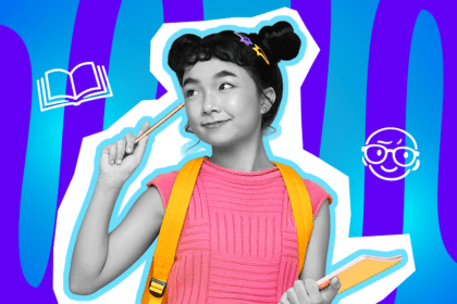 Humorvolle Collage zum Thema Schulalltag: Ein nachdenklich blickendes Schulmädchen in Schwarz-Weiß tippt sich mit einem Stift clever an die Schläfe. Sie trägt ein leuchtend pinkes Oberteil, einen gelben Rucksack und hält ein gelbes Notizheft in der Hand. Weiße Icons eines aufgeschlagenen Buches und eines lächelnden Lehrergesichts mit Brille schweben vor dem blau-violetten Wellen-Hintergrund und visualisieren augenzwinkernd das Thema Schule, Lernen und heimliche Streiche.