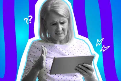 Humorvolle Collage zum Thema Technikfrust und Generationenkonflikt: Eine ältere Frau in Schwarz-Weiß mit einem hellen, gepunkteten Oberteil blickt extrem verwirrt und leicht verzweifelt auf ein Tablet in ihren Händen. Sie hat die rechte Hand fragend und resigniert angehoben. Weiße Fragezeichen- und Blitz-Icons um sie herum sowie das Pop-Art-Motiv vor einem blau-violetten Wellen-Hintergrund visualisieren pointiert die typische Überforderung mit moderner Technik und den alltäglichen Wahnsinn, wenn man den Eltern mal wieder das WLAN erklären muss.