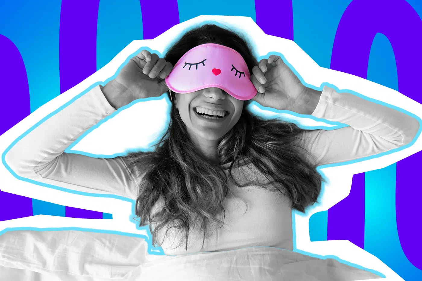 Humorvolle Collage zum Thema Frühaufsteher vs. Nachteulen: Eine fröhlich lächelnde Frau in Schwarz-Weiß reckt und streckt sich gut gelaunt im Bett. Sie trägt eine auffällige pinke Schlafmaske mit aufgemalten, schlafenden Augen und einer kleinen Herz-Nase. Das Motiv vor einem blau-violetten Wellen-Hintergrund visualisiert humorvoll den morgendlichen Start in den Tag und den Kontrast zwischen Morgenmenschen und Langschläfern.