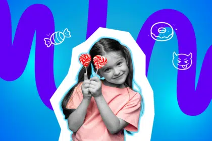 Mädchen hält zwei bunte Lutscher vor das Gesicht und lächelt verspielt vor einem bunten, grafischen Hintergrund mit Süßigkeitensymbolen.