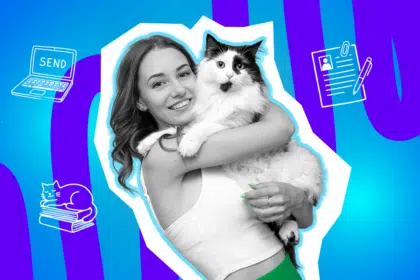 Kreative Bildcollage einer Frau in Schwarz-Weiß-Optik mit grüner Hose vor blau-lila Hintergrund. Umrahmt von Icons wie einer „Send“-Taste und einem Bewerbungsformular, die humorvoll die Frage nach dem passenden Bewerbungsfoto illustrieren.