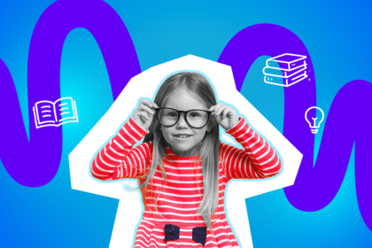 Ein neugieriges, selbstbewusst wirkendes Mädchen mit großer schwarzer Brille und rot-weiß gestreiftem Kleid blickt direkt in die Kamera und richtet die Brille mit beiden Händen.