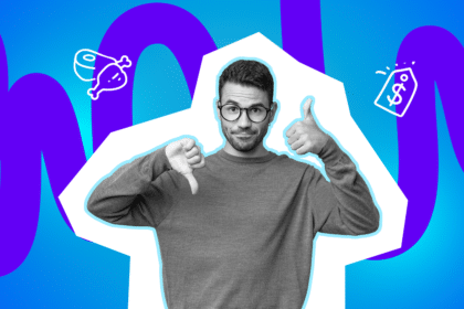 Ein junger Mann mit Brille, der einen Daumen nach oben und einen Daumen nach unten hält, mit fragendem Gesichtsausdruck.