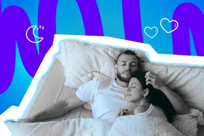 Paar schläft friedlich in einem Bett.