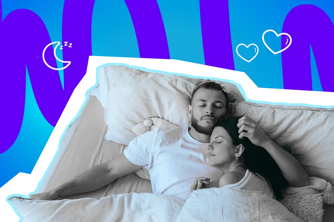 Paar schläft friedlich in einem Bett.