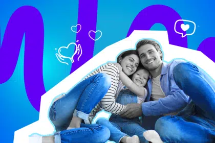 Glückliche Familie kuschelt eng zusammen und lächelt in die Kamera, vor einem bunten, grafischen Hintergrund mit Herz- und Liebessymbolen.