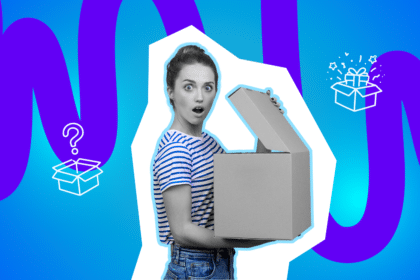 Eine Frau öffnet überrascht einen Karton. Das Bild steht für Unboxing, Erwartungen und unerwartete Überraschungen.