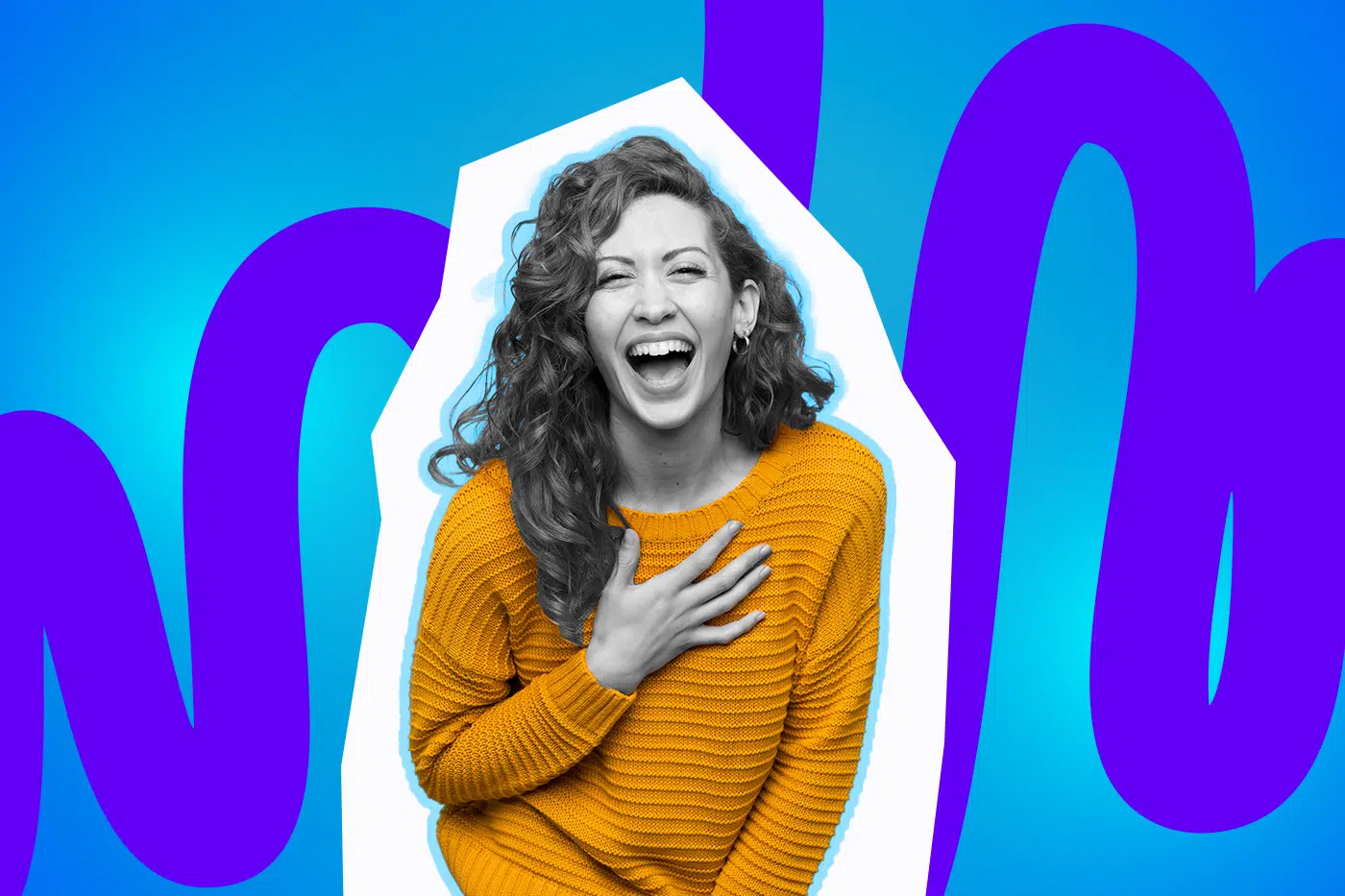 Eine Frau hält sich vor lachen die Brust.