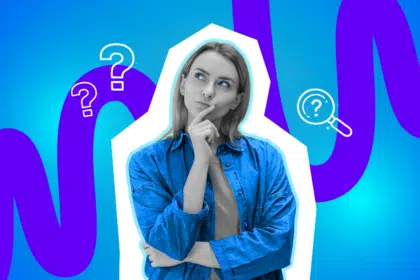 Eine Frau schaut fragend nach oben und hält sich die Hand ans Kinn.