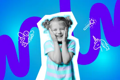 Kleines Mädchen grinst und hält sich das Gesicht.