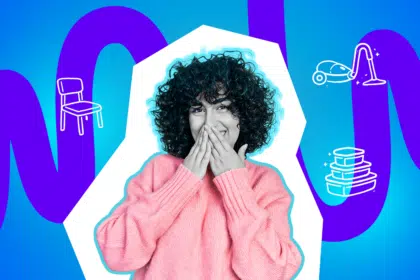 Eine Frau hält sich lachend die Hände vor den Mund – ertappt und amüsiert zugleich.