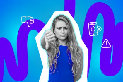 Eine Junge Frau schaut bedrückt und hält den Daumen runter.