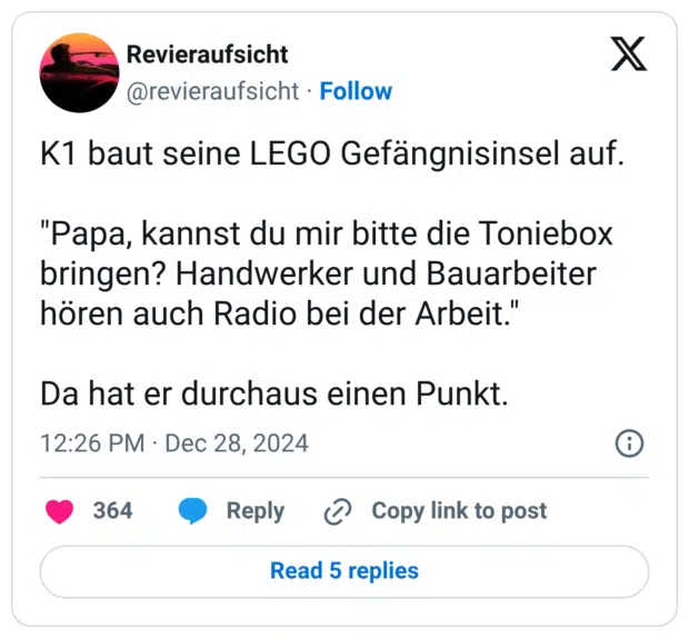 K1 baut seine LEGO Gefängnisinsel auf. "Papa, kannst du mir bitte die Toniebox bringen? Handwerker und Bauarbeiter hören auch Radio bei der Arbeit." Da hat er durchaus einen Punkt.