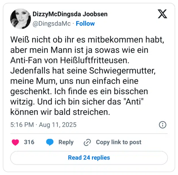Weiß nicht ob ihr es mitbekommen habt, aber mein Mann ist ja sowas wie ein Anti-Fan von Heißluftfritteusen. Jedenfalls hat seine Schwiegermutter, meine Mum, uns nun einfach eine geschenkt. Ich finde es ein bisschen witzig. Und ich bin sicher das "Anti" können wir bald streichen.
