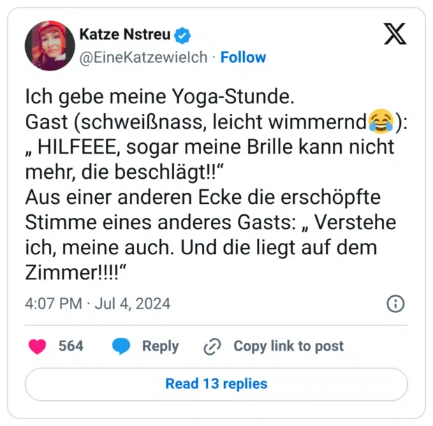 Ich gebe meine Yoga-Stunde. Gast (schweißnass, leicht wimmernd😂): „ HILFEEE, sogar meine Brille kann nicht mehr, die beschlägt!!“ Aus einer anderen Ecke die erschöpfte Stimme eines anderes Gasts: „ Verstehe ich, meine auch. Und die liegt auf dem Zimmer!!!!“