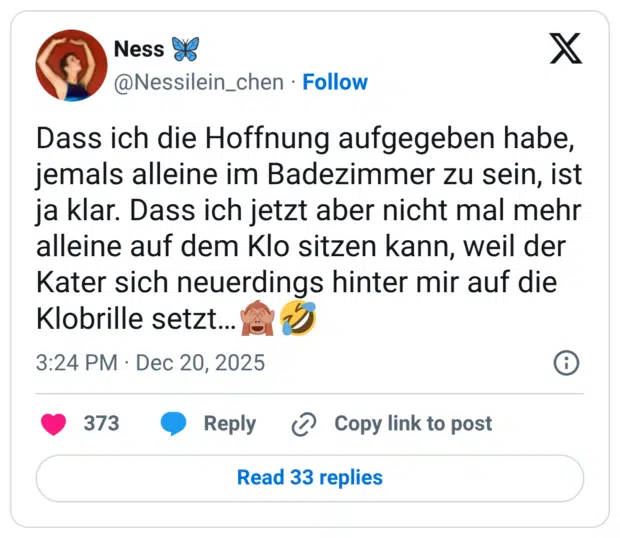 Dass ich die Hoffnung aufgegeben habe, jemals alleine im Badezimmer zu sein, ist ja klar. Dass ich jetzt aber nicht mal mehr alleine auf dem Klo sitzen kann, weil der Kater sich neuerdings hinter mir auf die Klobrille setzt…🙈🤣