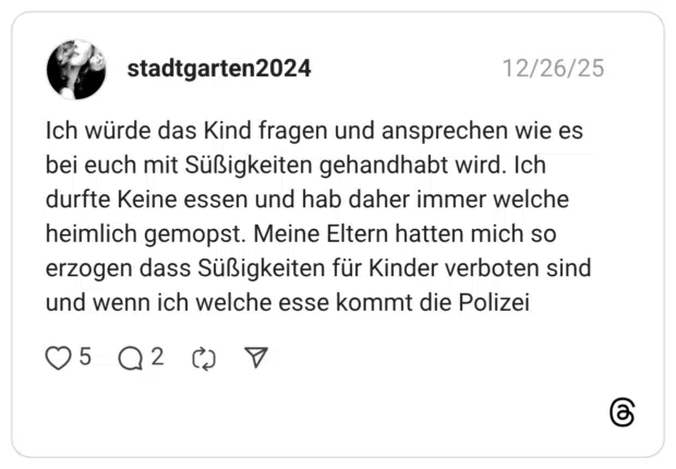Ich würde das Kind fragen und ansprechen wie es bei euch mit Süßigkeiten gehandhabt wird. Ich durfte Keine essen und hab daher immer welche heimlich gemopst. Meine Eltern hatten mich so erzogen dass Süßigkeiten für Kinder verboten sind und wenn ich welche esse kommt die Polizei