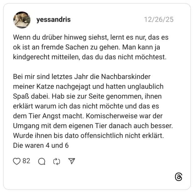 Wenn du drüber hinweg siehst, lernt es nur, das es ok ist an fremde Sachen zu gehen. Man kann ja kindgerecht mitteilen, das du das nicht möchtest. Bei mir sind letztes Jahr die Nachbarskinder meiner Katze nachgejagt und hatten unglaublich Spaß dabei. Hab sie zur Seite genommen, ihnen erklärt warum ich das nicht möchte und das es dem Tier Angst macht. Komischerweise war der Umgang mit dem eigenen Tier danach auch besser. Wurde ihnen bis dato offensichtlich nicht erklärt. Die waren 4 und 6