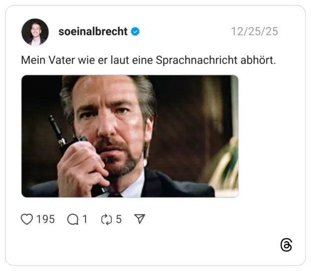 Mein Vater wie er laut eine Sprachnachricht abhört.