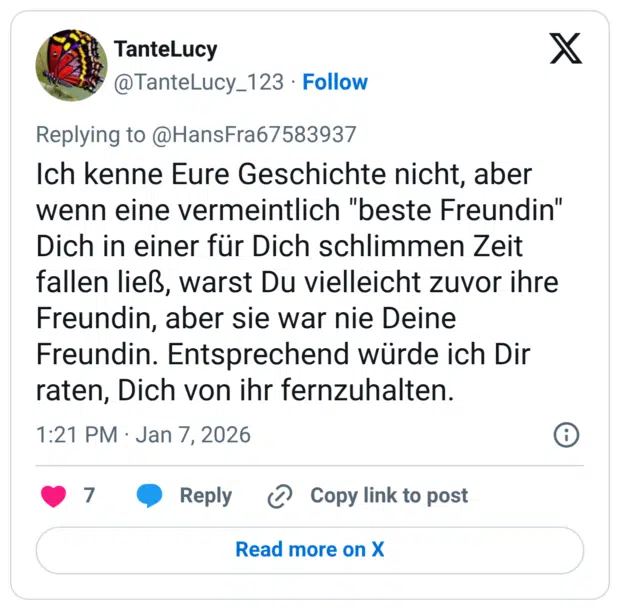 Ich kenne Eure Geschichte nicht, aber wenn eine vermeintlich "beste Freundin" Dich in einer für Dich schlimmen Zeit fallen ließ, warst Du vielleicht zuvor ihre Freundin, aber sie war nie Deine Freundin. Entsprechend würde ich Dir raten, Dich von ihr fernzuhalten.