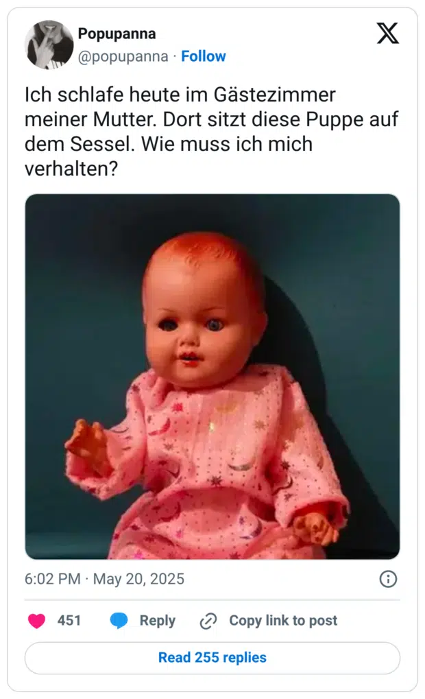 Ich schlafe heute im Gästezimmer meiner Mutter. Dort sitzt diese Puppe auf dem Sessel. Wie muss ich mich verhalten?