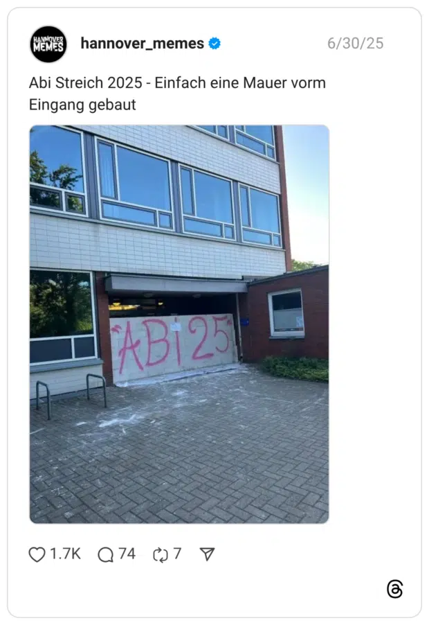 Abi Streich 2025 - Einfach eine Mauer vorm Eingang gebaut