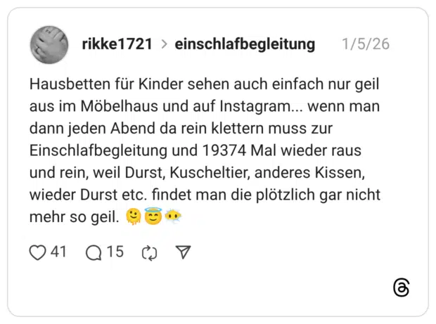 Hausbetten für Kinder sehen auch einfach nur geil aus im Möbelhaus und auf Instagram... wenn man dann jeden Abend da rein klettern muss zur Einschlafbegleitung und 19374 Mal wieder raus und rein, weil Durst, Kuscheltier, anderes Kissen, wieder Durst etc. findet man die plötzlich gar nicht mehr so geil. :schmelzendes_gesicht::unschuldig::gesicht_in_wolken: