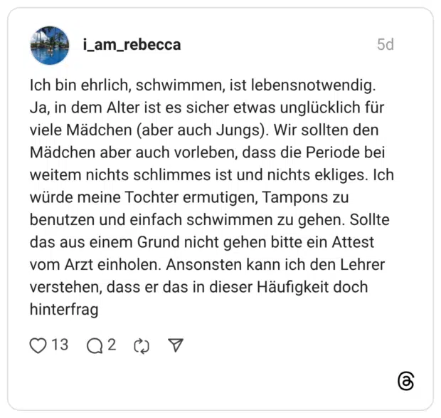 Ich bin ehrlich, schwimmen, ist lebensnotwendig. Ja, in dem Alter ist es sicher etwas unglücklich für viele Mädchen (aber auch Jungs). Wir sollten den Mädchen aber auch vorleben, dass die Periode bei weitem nichts schlimmes ist und nichts ekliges. Ich würde meine Tochter ermutigen, Tampons zu benutzen und einfach schwimmen zu gehen. Sollte das aus einem Grund nicht gehen bitte ein Attest vom Arzt einholen. Ansonsten kann ich den Lehrer verstehen, dass er das in dieser Häufigkeit doch hinterfrag