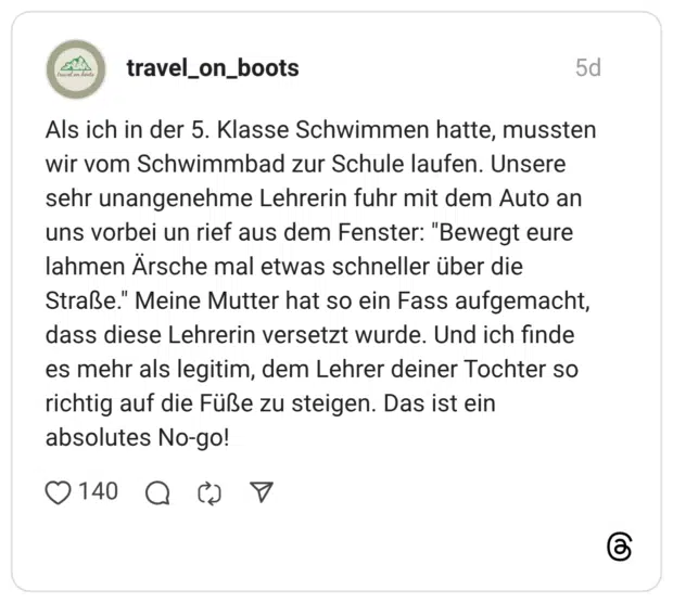 Als ich in der 5. Klasse Schwimmen hatte, mussten wir vom Schwimmbad zur Schule laufen. Unsere sehr unangenehme Lehrerin fuhr mit dem Auto an uns vorbei un rief aus dem Fenster: "Bewegt eure lahmen Ärsche mal etwas schneller über die Straße." Meine Mutter hat so ein Fass aufgemacht, dass diese Lehrerin versetzt wurde. Und ich finde es mehr als legitim, dem Lehrer deiner Tochter so richtig auf die Füße zu steigen. Das ist ein absolutes No-go!