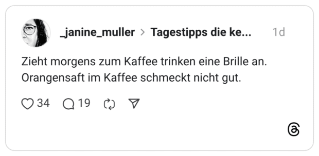 Zieht morgens zum Kaffee trinken eine Brille an. Orangensaft im Kaffee schmeckt nicht gut.