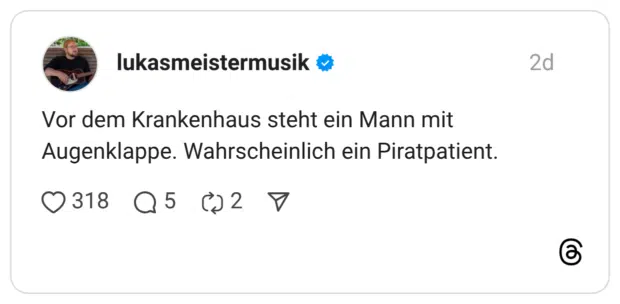 Vor dem Krankenhaus steht ein Mann mit Augenklappe. Wahrscheinlich ein Piratpatient.
