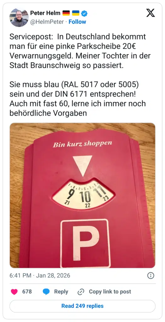 Servicepost: In Deutschland bekommt man für eine pinke Parkscheibe 20€ Verwarnungsgeld. Meiner Tochter in der Stadt Braunschweig so passiert. Sie muss blau (RAL 5017 oder 5005) sein und der DIN 6171 entsprechen! Auch mit fast 60, lerne ich immer noch behördliche Vorgaben