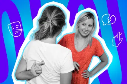 Eine Frau bzw. Mutter spricht lächelnd mit ihrer Tochter, während sie hinter ihrem Rücken heimlich die Finger kreuzt. Die Pop-Art-Illustration symbolisiert Notlügen, Flunkereien im Alltag und das Verbergen der wahren Absichten aus Selbstschutz.