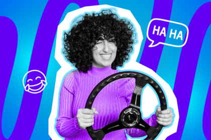 Eine triumphierend lachende Frau am Lenkrad in einem Pop-Art-Stil vor einem leuchtend blau-violetten Hintergrund. Die Grafik mit "HA HA"-Sprechblase und Lach-Emoji visualisiert die Schadenfreude eines Autofahrers, der sich an das Tempolimit gehalten hat, während der Drängler hinter ihm seinen Führerschein verloren hat. Ideal für Blogbeiträge über Verkehrserziehung und Drängler.