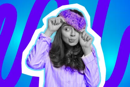 Eine junge Frau im hellviolett gestreiften Schlafanzug hebt verschmitzt ihre flauschige, lila Schlafmaske an. Die Pop-Art-Illustration symbolisiert die Liebe zum Pyjama, erholsamen Schlaf und den Wunsch, den gemütlichen Look am liebsten den ganzen Tag zu tragen.