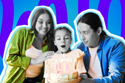 Humorvolle Collage zum Thema Kindergeburtstag, Familienleben und elterliche Nervenprobe: Im Zentrum steht ein Kind in Schwarz-Weiß, das mit weit aufgerissenem Mund voller Vorfreude die brennenden Kerzen auf einer Geburtstagstorte auspustet. Es trägt ein zart pfirsichfarbenes Oberteil. Links daneben steht eine lächelnde Frau in Schwarz-Weiß, die dem Kind freudig die Hand auf die Schulter legt und eine leuchtend grüne Bluse trägt. Rechts hält ein lächelnder Mann in Schwarz-Weiß den Kuchenteller und trägt ein knallblaues Hemd. Die farbigen Kleidungsstücke treten extrem stark hervor. Das Pop-Art-Motiv vor einem markanten blau-violetten Wellen-Hintergrund visualisiert pointiert den friedlichen, perfekten Familienmoment beim Kuchenessen, der im ironischen Kontrast zum puren Chaos der restlichen Kindergeburtstags-Party und der wilden Horde an Gastkindern steht.