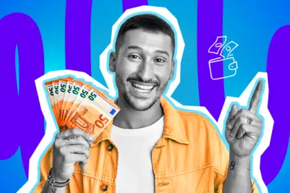 Humorvolle Collage zum Thema Reichtum und Lottogewinn: Ein überglücklich strahlender Mann in Schwarz-Weiß hält triumphierend einen dicken Fächer aus leuchtend orangen 50-Euro-Scheinen in der Hand und zeigt mit dem linken Zeigefinger motiviert nach oben. Er trägt eine knallgelbe Jacke. Ein weißes Icon eines Portemonnaies, aus dem Geldscheine fliegen, sowie das Pop-Art-Motiv vor einem blau-violetten Wellen-Hintergrund visualisieren humorvoll den großen Traum vom Lottogewinn und dem unbeschwerten Leben als Millionär*in.