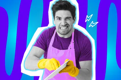 Humorvolle Collage zum Thema Abwasch-Frust: Ein extrem genervt und angestrengt blickender Mann in Schwarz-Weiß schrubbt mit zusammengebissenen Zähnen einen Teller. Er trägt ein lilafarbenes T-Shirt, eine pinke Schürze und leuchtend gelbe Putzhandschuhe. Weiße Blitz-Icons neben seinem Kopf und der markante blau-violette Wellen-Hintergrund unterstreichen visuell den absoluten Haushalts-Frust und die Sehnsucht nach einer funktionierenden Spülmaschine.