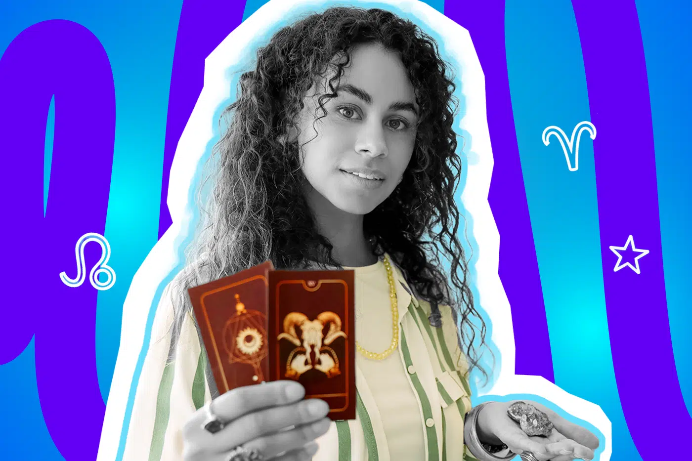 Humorvolle Collage zum Thema Astrologie und Sternzeichen: Eine wissend lächelnde Frau mit lockigen Haaren in Schwarz-Weiß blickt direkt in die Kamera. Sie hält in der rechten Hand zwei dunkelrote Astrologie-Karten (eine mit Widder-Symbol) und präsentiert in der linken Handfläche einen kleinen Heilstein. Sie trägt ein hellgelbes Shirt unter einer gestreiften Bluse. Schwebende, weiße Sternzeichen-Icons (Widder, Löwe) und ein Stern sowie das Pop-Art-Motiv vor einem blau-violetten Wellen-Hintergrund visualisieren pointiert den Hype um Horoskope und die gern genutzte Ausrede, dass an allem Übel der Welt ohnehin nur der rückläufige Merkur schuld sei.