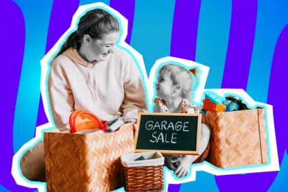 Humorvolle Collage zum Thema Flohmarkt, Trödel und Ausmisten: Im Zentrum sitzen eine lächelnde Frau und ein fröhliches Kleinkind in Schwarz-Weiß auf dem Boden und schauen sich liebevoll an. Zwischen ihnen stehen geflochtene, hellbraune Körbe, aus denen buntes Spielzeug in leuchtendem Orange und Blau hervorblitzt, welches farblich stark hervortritt. Das Kind hält eine kleine schwarze Tafel mit der weißen Kreide-Aufschrift "GARAGE SALE" in den Händen. Das Pop-Art-Motiv vor einem markanten blau-violetten Wellen-Hintergrund visualisiert pointiert die familiäre Freude am Trödeln, das gemeinsame Ausmisten und die ewige Jagd nach alten, aussortierten Schätzen, denen man ein zweites Leben schenkt.
