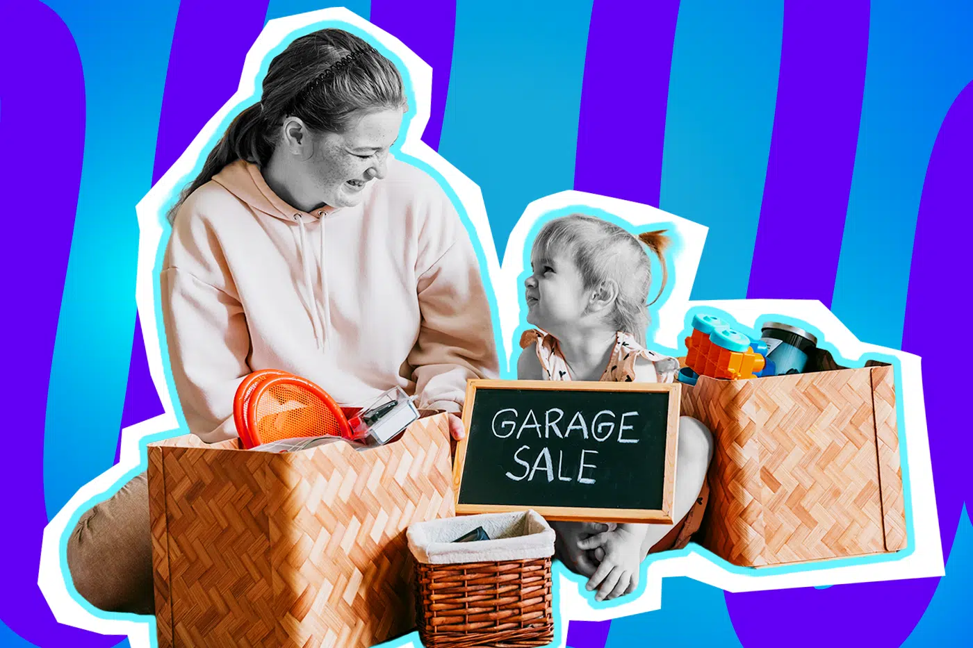 Humorvolle Collage zum Thema Flohmarkt, Trödel und Ausmisten: Im Zentrum sitzen eine lächelnde Frau und ein fröhliches Kleinkind in Schwarz-Weiß auf dem Boden und schauen sich liebevoll an. Zwischen ihnen stehen geflochtene, hellbraune Körbe, aus denen buntes Spielzeug in leuchtendem Orange und Blau hervorblitzt, welches farblich stark hervortritt. Das Kind hält eine kleine schwarze Tafel mit der weißen Kreide-Aufschrift "GARAGE SALE" in den Händen. Das Pop-Art-Motiv vor einem markanten blau-violetten Wellen-Hintergrund visualisiert pointiert die familiäre Freude am Trödeln, das gemeinsame Ausmisten und die ewige Jagd nach alten, aussortierten Schätzen, denen man ein zweites Leben schenkt.