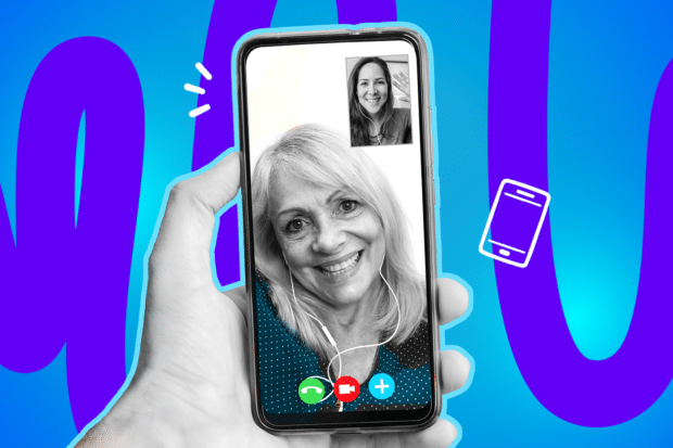 Humorvolle Collage zum Thema Videoanrufe: Eine Hand in Schwarz-Weiß hält ein Smartphone, auf dessen Bildschirm ein laufender Videocall zu sehen ist. Groß im Bild lächelt eine ältere Frau in Schwarz-Weiß mit Headset-Kabeln, die ein petrolfarbenes Oberteil mit weißen Punkten trägt. Im kleinen Fenster oben rechts winkt eine jüngere Frau fröhlich in die Kamera. Leuchtend bunte Anruf-Buttons (grün, rot, hellblau) am unteren Bildschirmrand, ein schwebendes weißes Smartphone-Icon und das Pop-Art-Motiv vor einem blau-violetten Wellen-Hintergrund visualisieren humorvoll die digitale Kommunikation zwischen den Generationen.