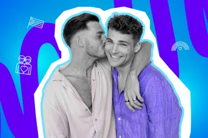 Zwei junge Männer im Pop-Art-Stil zeigen ihre Zuneigung: Einer gibt dem anderen einen liebevollen Kuss auf die Wange. Die Illustration symbolisiert das Outing, Stolz auf die eigene Sexualität und das Glück einer ehrlichen Partnerschaft.